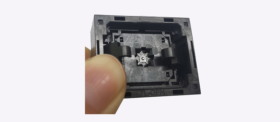 QFN24 MLF24 WLCSP24 Burn in Socket Pin Pitch 0.4mm IC Body Size 4x4mm NP506-024-032-C-G Open Top Flash Test Socket Adapter